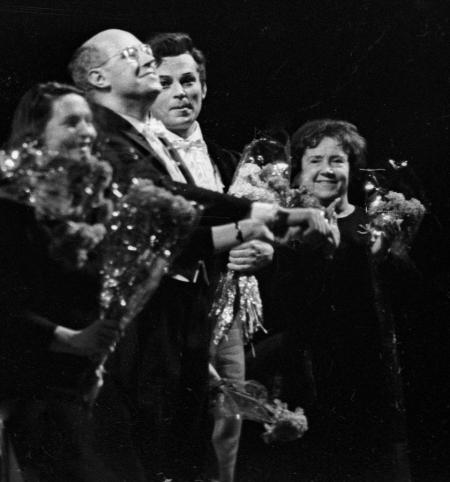 Известный советский виолончелист Мстислав Ростропович в окружении артистов после удачного дебюта в качестве дирижера новой постановки оперы П. И. Чайковского "Евгений Онегин" на сцене Большого Театра, СССР. Фото: А. Коньков, 1 января 1968