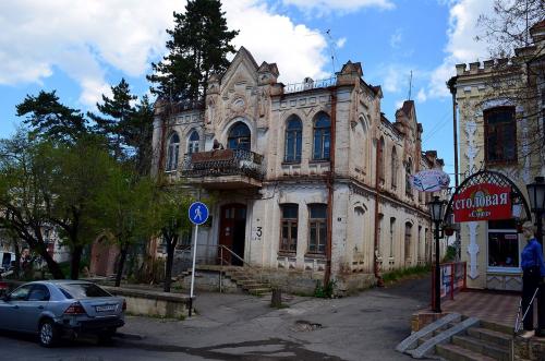 &quot;Дом княжны Мери&quot; по роману &quot;Герой нашего времени&quot;: Дом Реброва, улица Коминтерна, 3, Кисловодск, Ставропольский край