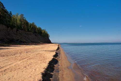 песчаный берег Братского водохранилища