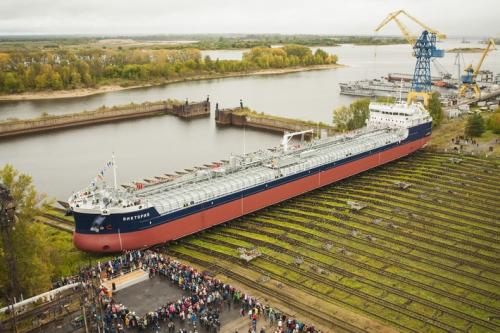 танкер-химовоз Виктория спускается на воду