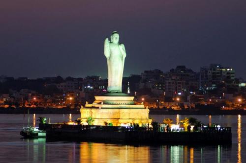 статуя будды на озере Хусейн Сагар